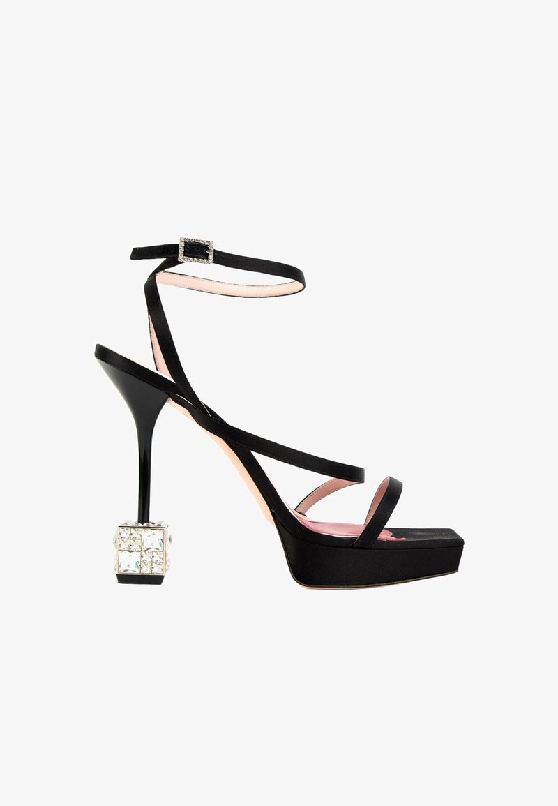 Sandale noire à talon haut avec fines brides, boucle à la cheville, semelle plateforme et talon carré orné de gros cristaux transparents.