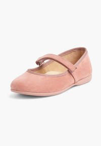 Růžová semišová bota typu Mary Jane s kulatou špičkou a jedním páskem přes nárt. Plná podrážka a měkká vnitřní podšívka pro pohodlí.