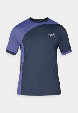 Kurze Ärmel Sport-T-Shirt in Marineblau und Violett, mit strukturiertem Stoff und EA7-Logo auf der Brust. Farbblock-Design mit Kontrasten.
