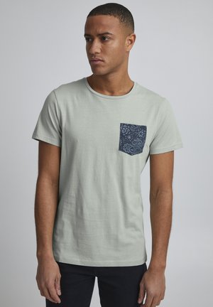 PRYANIS - T-shirt con stampa - frosty green