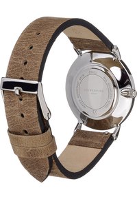 Bracelet de montre en cuir brun avec une finition texturée, boîtier en acier inoxydable argenté et fermoir poli. L'arrière affiche des détails sur la résistance à l'eau et la marque.