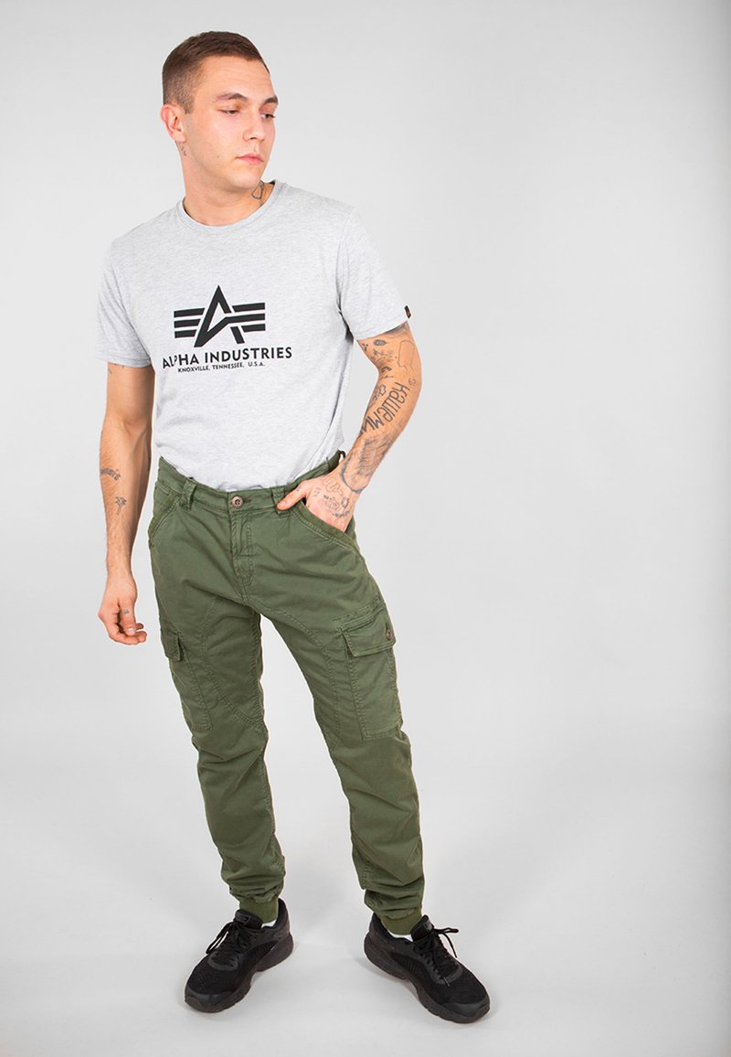 Herren Chinos | Alpha Industries SPARK Cargohose dark olive/oliv - SQ17059 Herren Chinos | Alpha Industries SPARK Cargohose dark olive/oliv - SQ17059