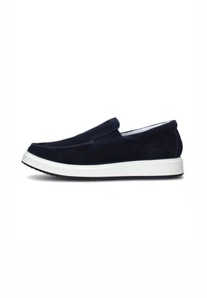 Scarpe slip-on in suede blu navy con suola in gomma bianca, punta arrotondata e dettagli di cucitura minimi sulla parte superiore. Texture complessivamente morbida.