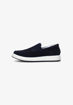 Scarpe slip-on in suede blu navy con suola in gomma bianca, punta arrotondata e dettagli di cucitura minimi sulla parte superiore. Texture complessivamente morbida.