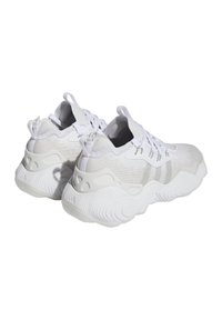 Weiße Sportschuhe mit einem strukturierten Strickobermaterial, gepolstertem Kragen und dicker Gummisohle mit einem gewellten Profilmuster und Akzentdetails.