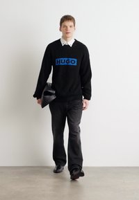 HUGO SEYLO - Strikkegenser - black