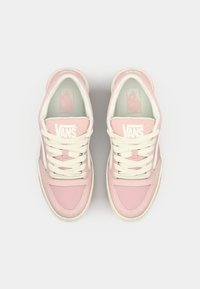 Ružičaste Vans tenisice s glatkom, kožnom gornjom i bijelim vezicama, laganom svijetlom potplatom i logom na jezičcu.