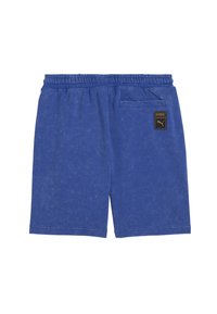 Pantaloni corti in cotone blu con fascia elastica in vita, dotati di una piccola tasca posteriore e un'etichetta logata rettangolare sull'anca sinistra.