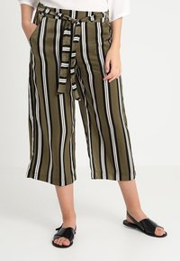 Pantalones culotte con rayas verticales en verde oliva y negro, que presentan un cinturón en la cintura y bolsillos laterales, fabricados en un tejido suave.