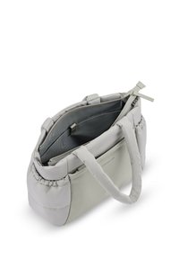 Borsa a tracolla grigia, imbottita, con due manici. Chiusura con zip, tasche interne e texture liscia. Presenta un logo discreto sul lato.