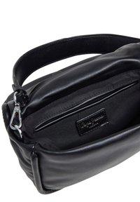 Borsa nera in pelle con texture liscia, manico superiore e tasca con zip. All'interno presenta un'etichetta con logo e un ulteriore tasca a busta.
