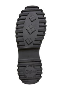 Semelle de chaussure en caoutchouc noir avec des rainures profondes et texturées, trois accents carrés et un logo de marque circulaire embossé au niveau du talon.