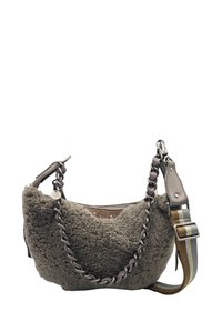 Sac à main gris texturé en shearling doux avec une bandoulière chaîne tressée et une sangle d'épaule en tissu rayé. Compartiment principal avec fermeture éclair.