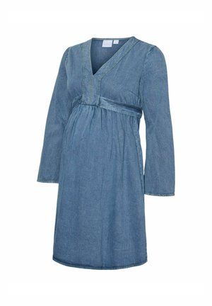 Robe de maternité en denim avec manches longues, décolleté en V et taille froncée. Couleur bleu clair ; présente des détails de coutures et une ceinture à nouer.