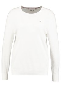 Valkoinen pehmeästä neuloksesta valmistettu neulepaita, jossa on pyöreä pä�äntie, pitkät hihat ja pieni logoyksityiskohta rinnassa.