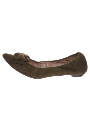 Grøn ruskinds-flatsko med spids tå og sløjfedetalje foran. Lav hæl og blødt inderfor. Glat tekstur over hele skoen.