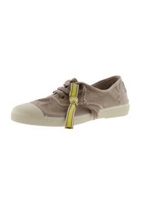 Sneaker in suede beige con punta in gomma e suola texture. Presenta una fascia decorativa gialla e un design minimalista.