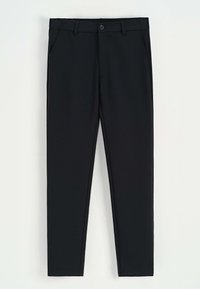 Pantalons noirs en tissu lisse et uni. Dotés d'une fermeture à boutons, d'anses de ceinture et de poches avant. Design ajusté avec des jambes effilées.