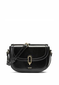 Czarna skórzana torebka typu crossbody z zaokrąglonym klapkiem, złotymi Elementami, regulowanym paskiem oraz detalem logo z przodu. Gładka faktura i usztywniona forma.