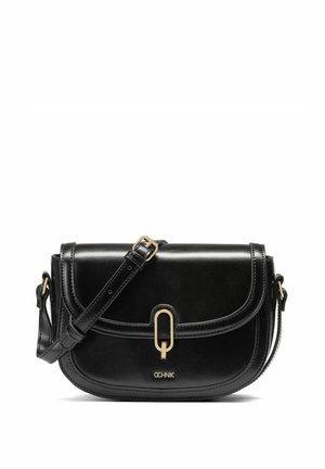 Czarna skórzana torebka typu crossbody z zaokrąglonym klapkiem, złotymi Elementami, regulowanym paskiem oraz detalem logo z przodu. Gładka faktura i usztywniona forma.