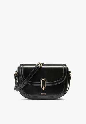 Czarna skórzana torebka typu crossbody z zaokrąglonym klapkiem, złotymi Elementami, regulowanym paskiem oraz detalem logo z przodu. Gładka faktura i usztywniona forma.