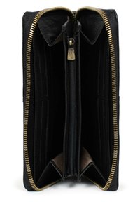 Zwarte leren portemonnee met gouden rits, voorzien van twee vakken en meerdere kaartsleuven aan de binnenkant. Gladde textuur, minimalistische interieurdetails.