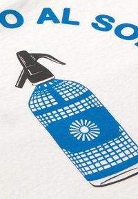 Weißer Stoff mit einem blauen Grafikdesign eines Feuerlöschers, versehen mit einem Gittermuster und kreisförmigen Akzenten, begleitet von blauen Texten darüber.