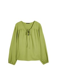 Zielona bluzka z długim rękawem z wiązaniem przy dekolcie, marszczonym materiałem na ramionach i elastycznymi mankietami, wykonana z miękkiego materiału.