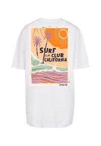 Weißes T-Shirt mit einem bunten Grafikdesign, das Palmen, Wellen und die Sonne zeigt, sowie dem Text "SURF CLUB CALIFORNIA".