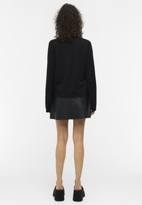 Object Pullover - black
