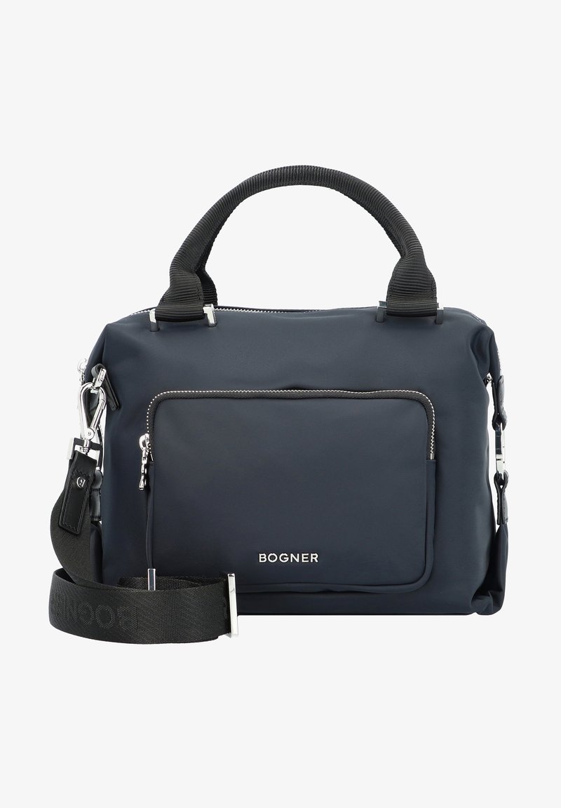 Bolso de nylon azul marino con doble asa superior, correa ajustable, bolsillo frontal con cremallera y accesorios de metal plateado; logo exhibido en la parte frontal.