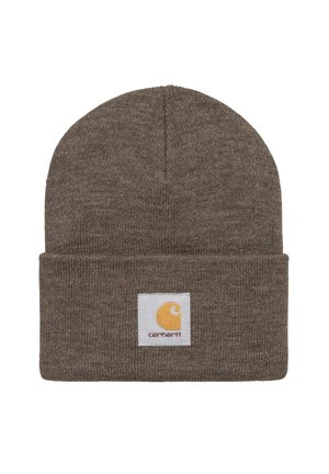 Brązowy czapka z prążkowanej dzianiny z podwiniętym mankietem, z białą naszywką z żółtym logo Carhartt i czerwonym tekstem.