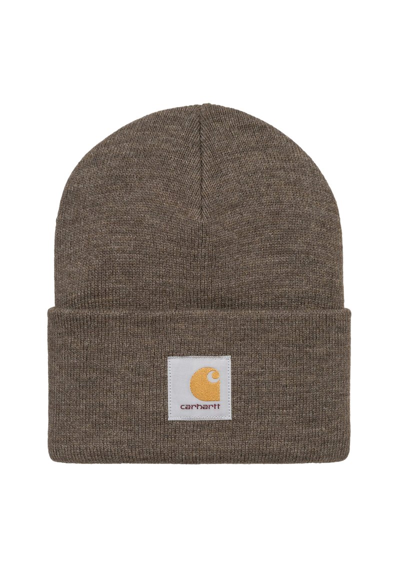 Brązowy czapka z prążkowanej dzianiny z podwiniętym mankietem, z białą naszywką z żółtym logo Carhartt i czerwonym tekstem.