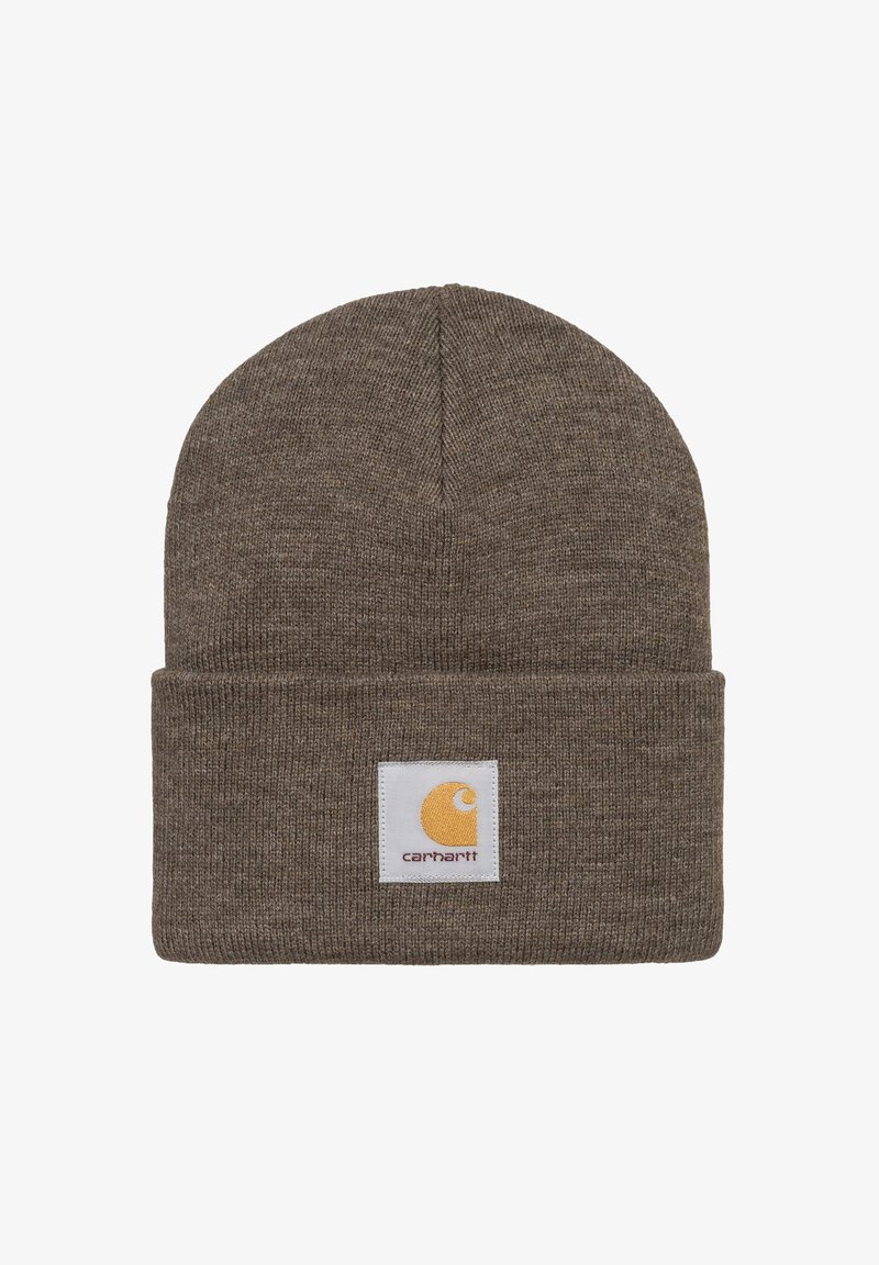 Brązowy czapka z prążkowanej dzianiny z podwiniętym mankietem, z białą naszywką z żółtym logo Carhartt i czerwonym tekstem.