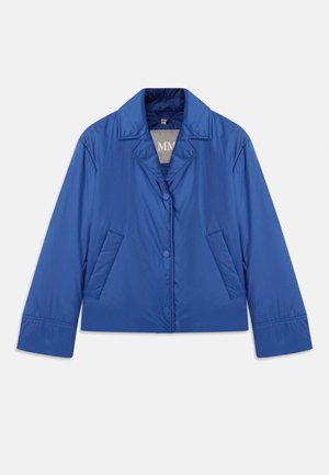 Chaqueta acolchada azul con cuello tipo solapa, cierre frontal de botones y dos bolsillos laterales. Presenta una textura suave y un diseño cortado.