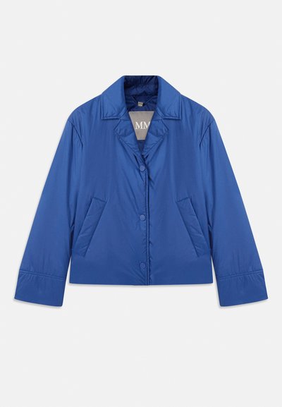 Blå polstret jakke med krage, frontlås med knapper, og to sidelommer. Har en glatt tekstur og kort design.