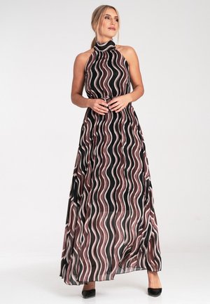 Maxi sukienka z przezroczystego materiału, z halter neck, falistymi wzorami w kolorze czarnym, różowym i białym, o swobodnym kroju i długości do kostek.