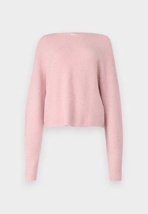 Απαλό ροζ πλεκτό πουλόβερ με μακριά μανίκια, χαλαρή γραμμή και ελαφρώς κοντό τελείωμα σε απλό λευκό φόντο.