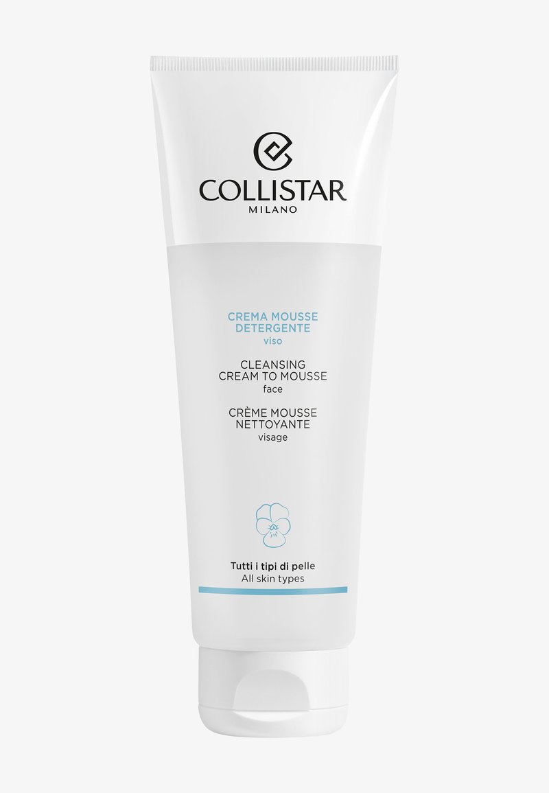 Tube blanc de crème nettoyante Collistar avec un capuchon à clapet. Présente un texte bleu indiquant qu'elle convient à tous les types de peau. Design simple et épuré.
