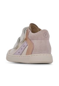Sneaker alta in suede e pelle nei colori beige, rosa e lilac. Presenta cinturini in velcro e una suola texturizzata. Design con punta rotonda.
