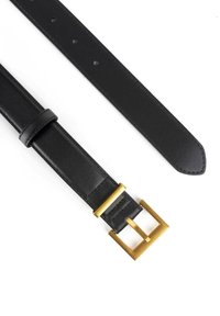 Zwarte leren riem met een gladde afwerking, voorzien van een vierkante gouden metalen gesp en meerdere gaatjes voor maatverstelling.