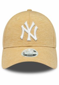 Verstellbare Baseballmütze aus hellgelbem Stoff mit texturiertem Finish; verfügt über ein weißes, gesticktes NY-Logo und einen gebogenen Schirm.