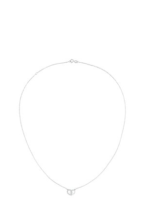 Sølv halskæde med en fin kæde og en cirkulær vedhæng, der har sammenflettede sløjfer. Designet er minimalistisk og glat i tekstur.