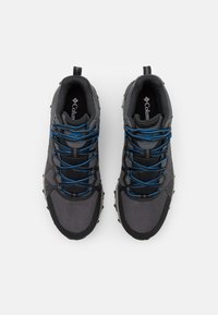 Szare buty outdoorowe z niebieskimi sznurówkami, z siateczkową cholewką, gumową podeszwą i teksturowaną powierzchnią. Zawierają uchwyt z tyłu.