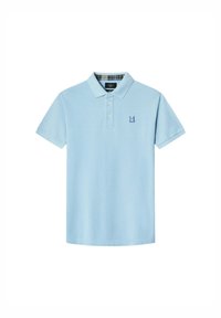 Polo azzurro in cotone, con chiusura a tre bottoni e un piccolo logo ricamato sul lato sinistro del petto. Interno del colletto a quadri.