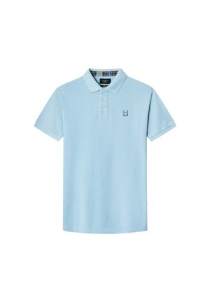 Lichtblauwe polo gemaakt van katoen, met een drieknoopsluiting en een klein geborduurd logo op de linkerborst. Gecheckte kraag binnenkant.