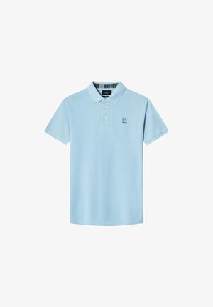 Hellblaues Poloshirt aus Baumwolle mit einer Knopfleiste mit drei Knöpfen und einem kleinen gestickten Logo auf der linken Brust. Karierter Kragen innen.