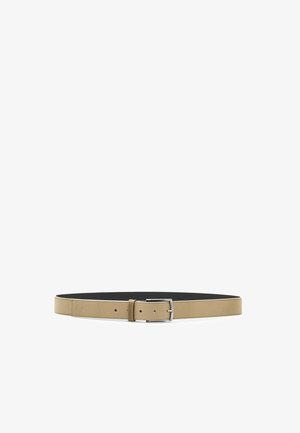 Tanfarvet læderbælte med struktureret finish, sølvrektangulært spænde og flere justeringshuller, vist fladt på en hvid baggrund.