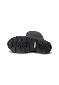 Stivale nero con una parte superiore testurizzata e una suola in gomma robusta e a motivo. Presenta un leggero tacco e un marchio sul lato esterno.