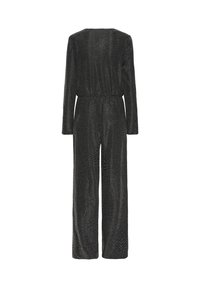 Czarny kombinezon z długimi rękawami o fakturowanym wzorze w zygzak, z elastycznym pasem i szerokimi nogawkami, wykonany z lekkiego, oddychającego materiału.